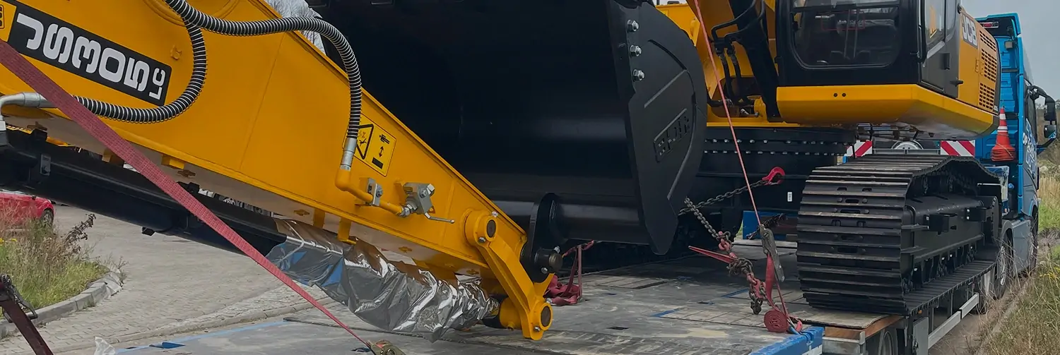 Transportation of four JCB JS305 crawler excavators (each weighing 34 tons) from Poland to Ukraine фото №1